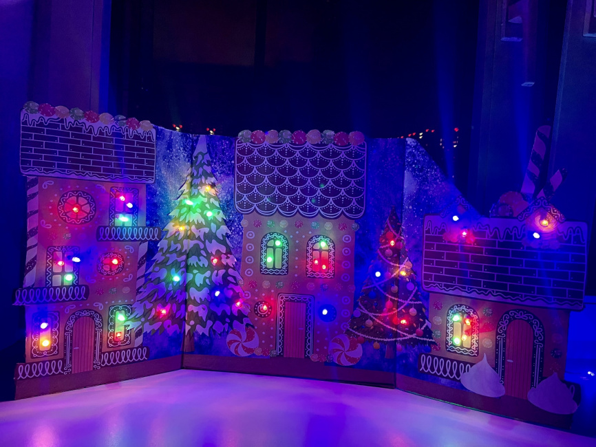 Оформление для окон "Сладкое королевство": панорама и витражи из пряничных домиков фото 11