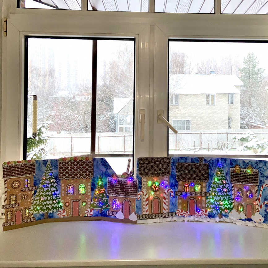 Оформление для окон "Сладкое королевство": панорама и витражи из пряничных домиков фото 10